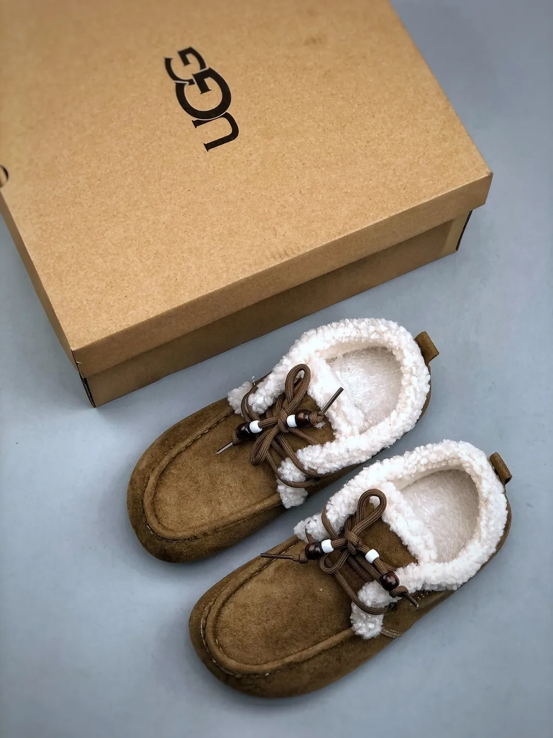 💰260 supports store Z UGG2025ss official website latest hanni thick sole, I love it so much, and it is very light and easy to wear. When paired with socks, it has a super sweet girly feel. Dopamine color, full of vitality, really super girl ~ fall in love at a glance, original upper material, original outsole, soft and comfortable on the feet, versatile, long legs in seconds, a must-have summer item Code number: 35-40